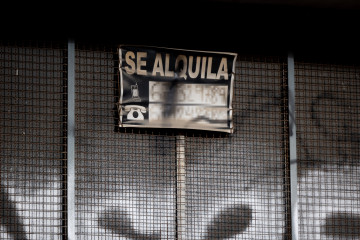 Archivo - Un cartel anuncia un alquiler, a 9 de enero de 2024, en Madrid (España).