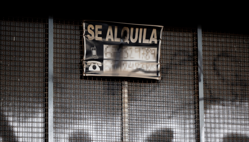 Archivo - Un cartel anuncia un alquiler, a 9 de enero de 2024, en Madrid (España).