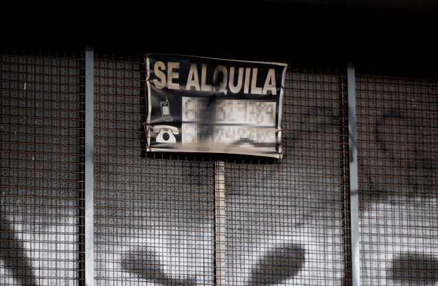 Archivo - Un cartel anuncia un alquiler, a 9 de enero de 2024, en Madrid (España).
