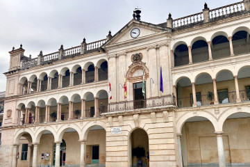 Archivo - Fachada del Ayuntamiento de Andújar.