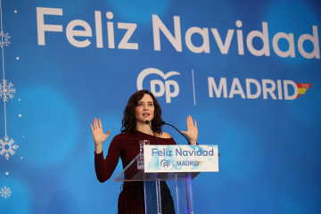 La presidenta de la Comunidad de Madrid, Isabel Díaz Ayuso, interviene durante la cena de navidad del PP de Madrid, en la Finca La Alquería, a 15 de diciembre de 2025, en Alcorcón, Madrid (España)