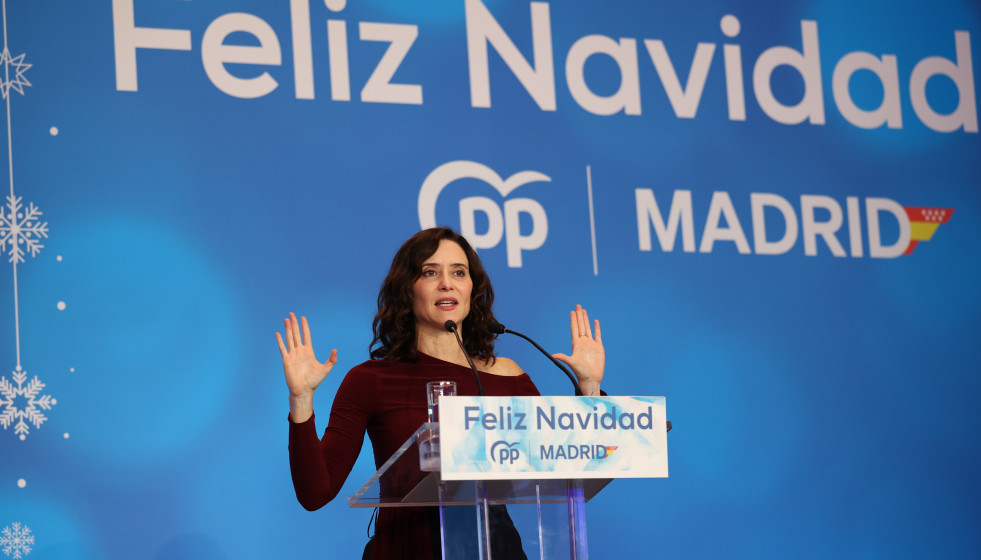 La presidenta de la Comunidad de Madrid, Isabel Díaz Ayuso, interviene durante la cena de navidad del PP de Madrid, en la Finca La Alquería, a 15 de diciembre de 2025, en Alcorcón, Madrid (España)