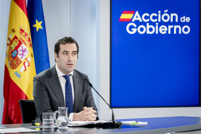 El ministro de Economía, Comercio y Empresa, Carlos Cuerpo, durante una rueda de prensa tras la reunión del Consejo de Ministros, en el Palacio de la Moncloa, a 9 de diciembre de 2025, en Madrid (España). El Consejo de Ministros ha aprobado la transformac