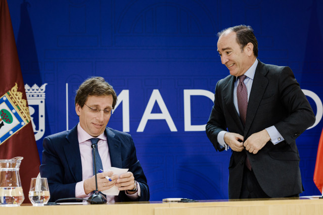 El alcalde de Madrid, José Luis Martínez-Almeida (i), y el delegado de Área de Gobierno de Urbanismo, Medio Ambiente y Movilidad, Borja Carabante (d), durante una rueda de prensa, en el Palacio de Cibeles