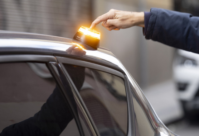 Archivo - Baliza V16 de emergencia para vehículos