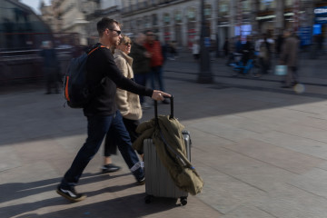 Archivo - Dos turistas en la Puerta del Sol, a 29 de noviembre de 2024, en Madrid (España).