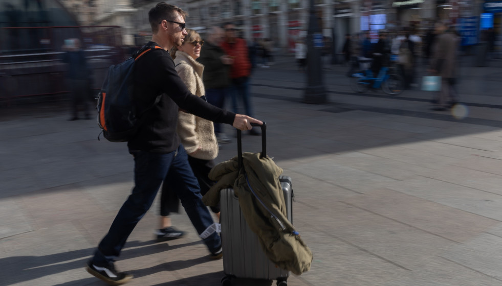 Archivo - Dos turistas en la Puerta del Sol, a 29 de noviembre de 2024, en Madrid (España).