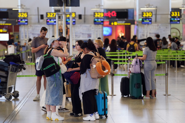 Archivo - Imágenes de turistas a su llegada al aeropuerto de Málaga-Costa del Sol, a 1 de julio de 2024, en Málaga, Andalucía (España)