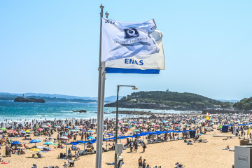 Archivo - Bandera de interés turístico en la Primera playa de El Sardinero, a 10 de agosto de 2025, en Santander, Cantabria (España).