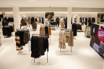Archivo - Ropa expuesta en la nueva macrotienda de Zara en el Boulevard Austria de Valencia,