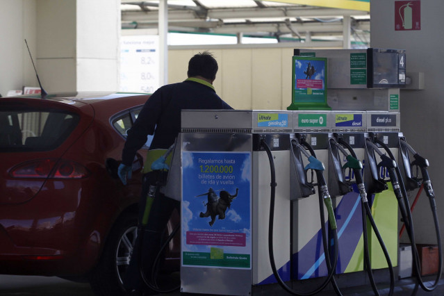 Archivo - Gasolina, Gasolinera