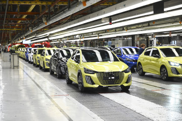 Archivo - Coches en la planta de Stellantis en Figueruelas (Zaragoza).