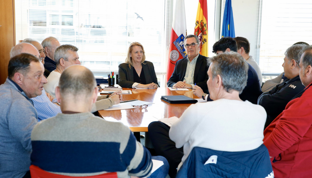 La consejera María Jesús Susinos, reunida con representantes del sector pesquero