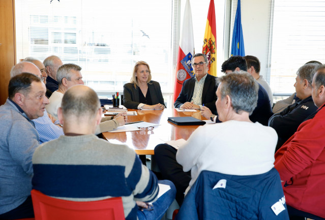 La consejera María Jesús Susinos, reunida con representantes del sector pesquero