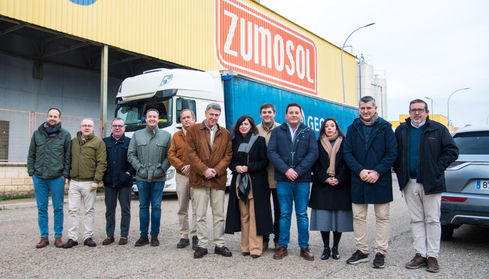 Autoridades frente a las instalaciones de la antigua fábrica de Zumosol.