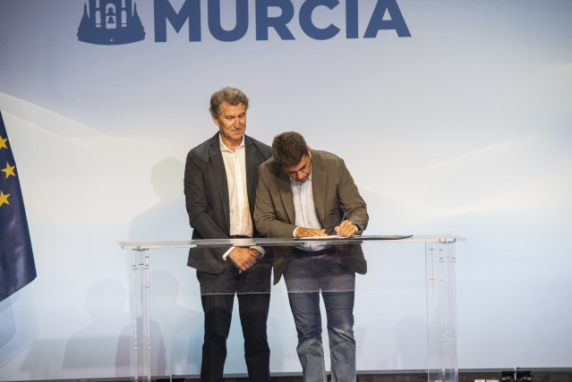 Archivo - El presidente del Partido Popular, Alberto Núñez Feijóo (i), y el president de la Comunidad Valenciana, Carlos Mazón (d), durante la clausura del acto de presentación de la ‘Declaración de la Región de Murcia’, en el Teatro Circo de Murcia, a 28