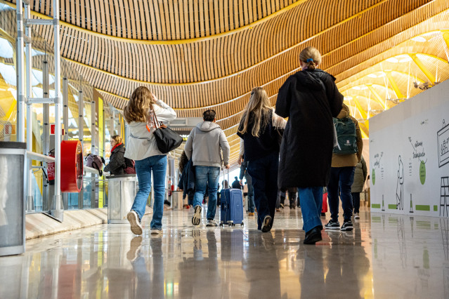 Viajeros en el Aeropuerto Adolfo Suárez Madrid-Barajas, a 19 de diciembre de 2025, en Madrid (España).