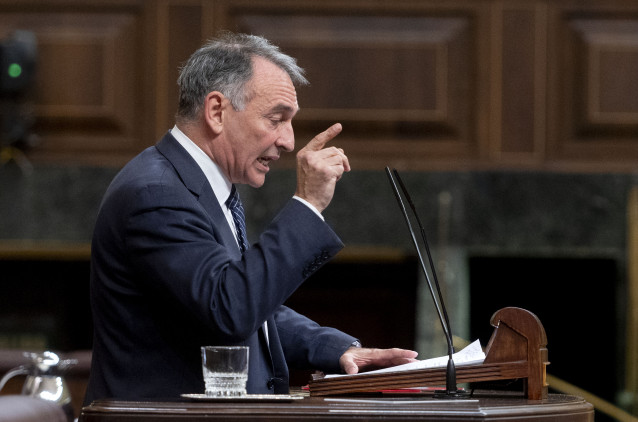 Archivo - El portavoz parlamentario de IU y diputado de Sumar, Enrique Santiago, interviene durante una sesión plenaria, a 12 de diciembre de 2024, en Madrid (España).  El Pleno del Congreso debate hoy los textos alternativos presentados por el PP y Vox a