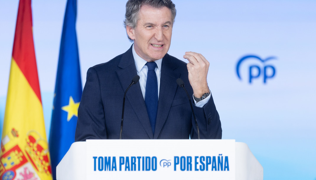 El presidente del Partido Popular, Alberto Núñez Feijóo, comparece ante los medios de comunicación, en la sede nacional del Partido Popular, a 29 de diciembre de 2025, en Madrid (España). A dos d
