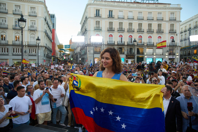 Archivo - Imagen de archivo de la presidenta de la Comunidad de Madrid, Isabel Díaz Ayuso, con la bandera de Venezuela durante una nueva protesta contra el Gobierno venezolano de Nicolás Maduro, en 2024, en Madrid.