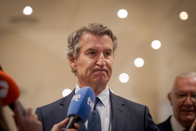 Archivo - El presidente del Partido Popular, Alberto Núñez Feijóo, atiende a los medios a su llegada a la clausura de las jornadas del Partido Popular ‘Iniciativa Legislativa del Senado en el Estado de Derecho.