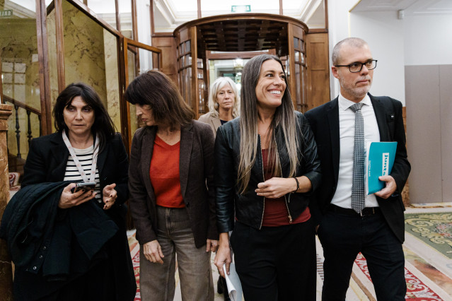 La portavoz de Junts en el Congreso, Miriam Nogueras (2d), a su salida de una sesión plenaria, en el Congreso de los Diputados, a 9 de diciembre de 2025, en Madrid (España).