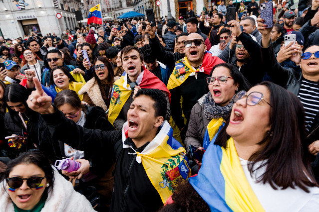 Decenas de venezolanos celebran la 