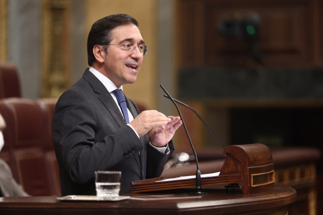 El ministro de Asuntos Exteriores, Cooperación y Unión Europea, José Manuel Albares, interviene durante una sesión de control al Gobierno, en el Congreso de los Diputados, a 10 de diciembre de 2025, en Madrid (España).