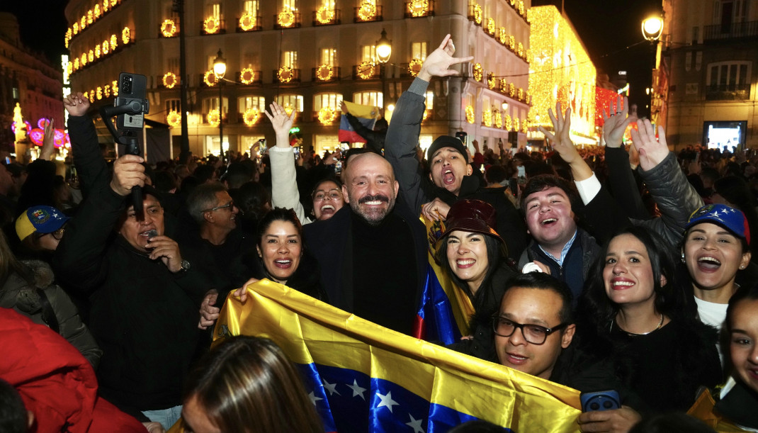 El vicesecretario de Educación e Igualdad del Partido Popular, Jaime de los Santos, en la Puerta del Sol celebrando la detención de Nicolás Maduro.