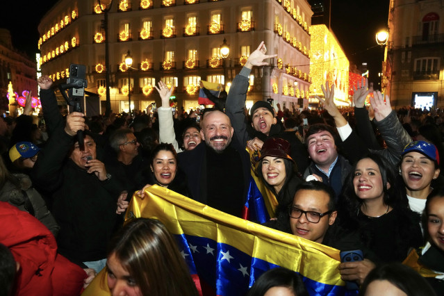 El vicesecretario de Educación e Igualdad del Partido Popular, Jaime de los Santos, en la Puerta del Sol celebrando la detención de Nicolás Maduro.