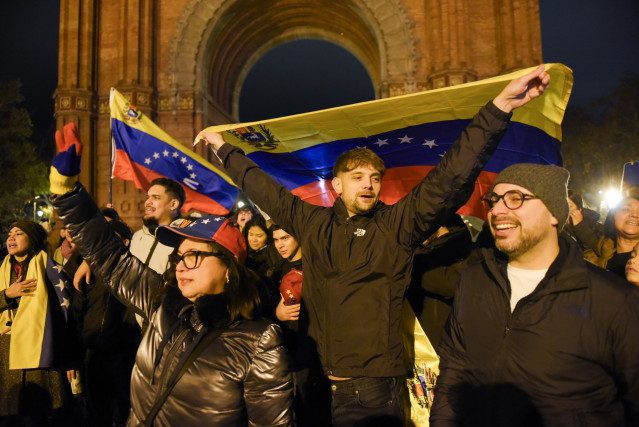 Varias personas durante la concentración en apoyo de Venezuela y de celebración por la captura de Nicolás Maduro, en el Arco del Triunfo, a 3 de enero de 2026, en Barcelona, Catalunya (España).