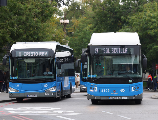 Archivo - Autobuses urbanos de la ciudad de Madrid.