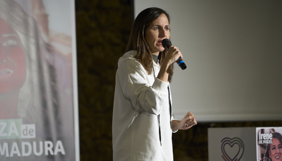 La secretaria general de Podemos, Ione Belarra, en su discurso en un acto de campaña, en el Palacio de Congresos, a 12 de diciembre de 2025, en Badajoz, Extremadura (España). El acto se enmarca dent