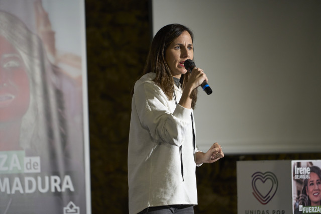 La secretaria general de Podemos, Ione Belarra, en su discurso en un acto de campaña, en el Palacio de Congresos, a 12 de diciembre de 2025, en Badajoz, Extremadura (España). El acto se enmarca dentro de la campaña electoral para la Junta de Extremadura d
