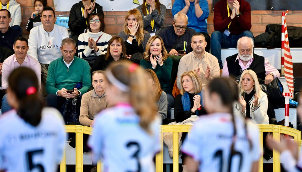 La candidata del PSOE a la Presidencia de Aragón, Pilar Alegría, asiste al XXIII Torneo de Reyes de Fútbol Sala Femenino en el barrio rural zaragozano de Monzalbarba.