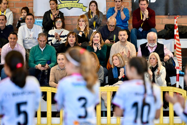 La candidata del PSOE a la Presidencia de Aragón, Pilar Alegría, asiste al XXIII Torneo de Reyes de Fútbol Sala Femenino en el barrio rural zaragozano de Monzalbarba.