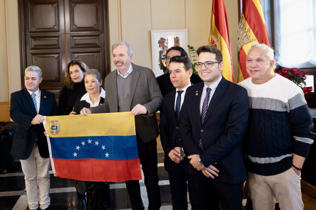 El presidente del Gobierno de Aragón, Jorge Azcón, recibe a representantes de la comunidad venezolana en la Comunidad.