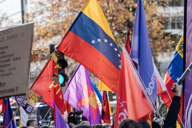 Banderas ondeadas durante una concentración contra la agresión de EEUU a Venezuela, frente a la Embajada de EEUU, a 4 de enero de 2026, en Madrid (España).