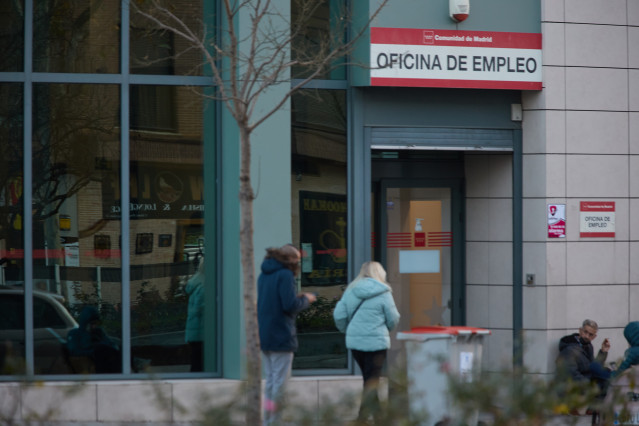 Archivo - Dos personas en la puerta de una oficina de empleo