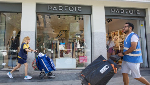 Archivo - Un repartidor caminando por la calle