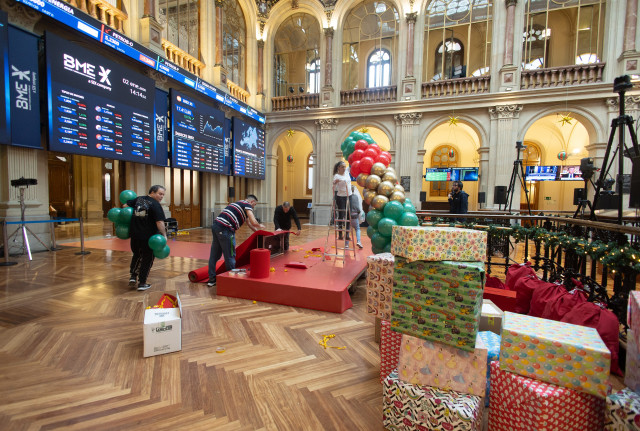 Paneles informativos, en el Palacio de la Bolsa de Madrid, a 2 de enero de 2026, en Madrid (España).