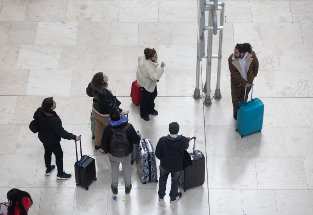 Archivo - Varias personas en el aeropuerto Adolfo Suárez Madrid-Baraja a 5 de enero de 2024, en Madrid (España).