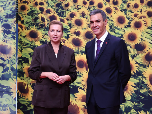 Archivo - El presidente del Gobierno, Pedro Sánchez, saluda a la primera ministra de Dinamarca, Mette Frederiksen