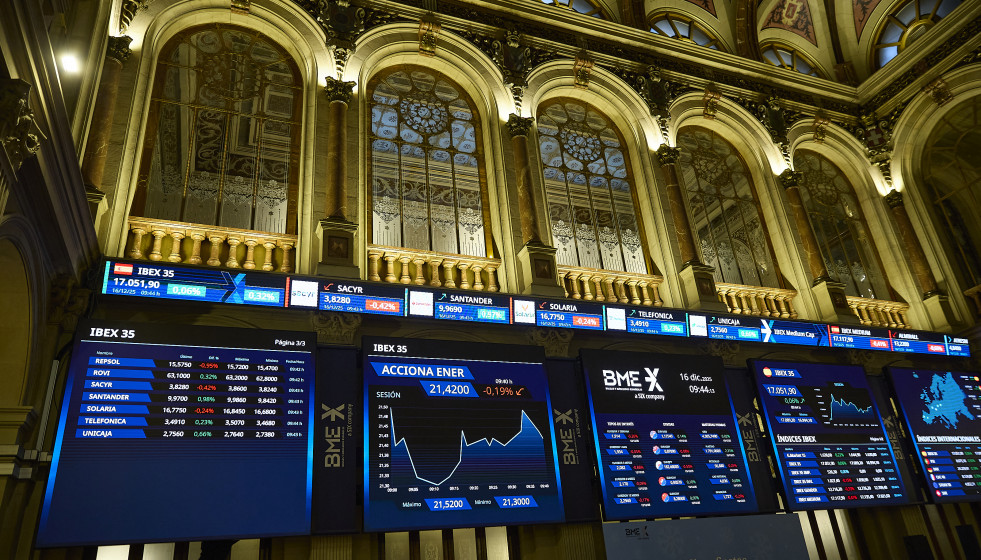 Paneles informativos en el Palacio de la Bolsa de Madrid, a 16 de diciembre de 2025, en Madrid (España).