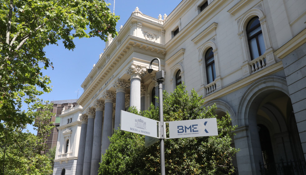 Archivo - Señal de la Bolsa de Madrid frente a la fachada del edificio.