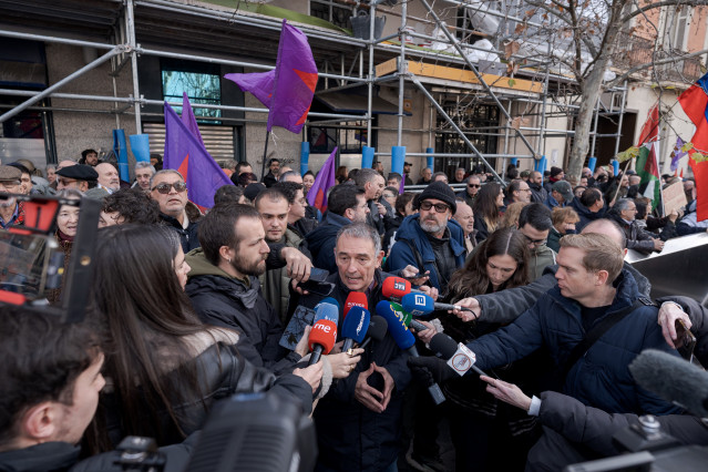 El diputado de Sumar Enrique Santiago (c) atiende a los medios durante una concentración contra la agresión de EEUU a Venezuela, frente a la Embajada de EEUU, a 4 de enero de 2026, en Madrid (España).