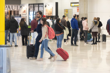Archivo - Varias personas en el aeropuerto Adolfo Suárez Madrid-Barajas, a 5 de enero de 2024, en Madrid (España).