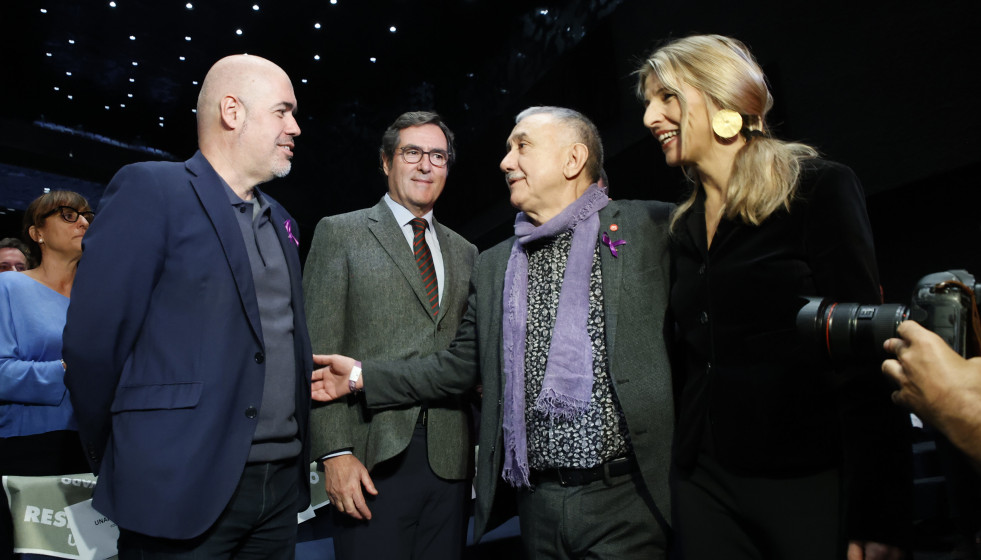 Archivo - (I-D) El secretario general de CC.OO, Unai Sordo, el presidente de la Confederación Española de Organizaciones Empresariales (CEOE), Antonio Garamendi, el secretario general de UGT, Pepe �