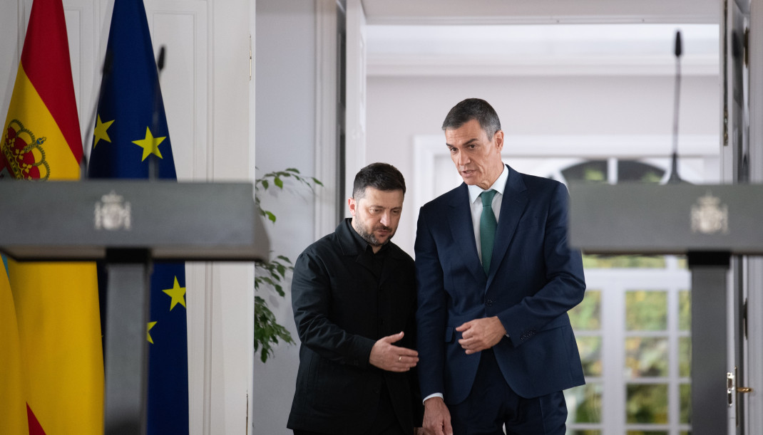 Archivo - El presidente del Gobierno, Pedro Sánchez (d), y el presidente de Ucrania, Volodímir Zelenski (i), durante una rueda de prensa posterior a su reunión en el Palacio de la Moncloa, a 18 de 
