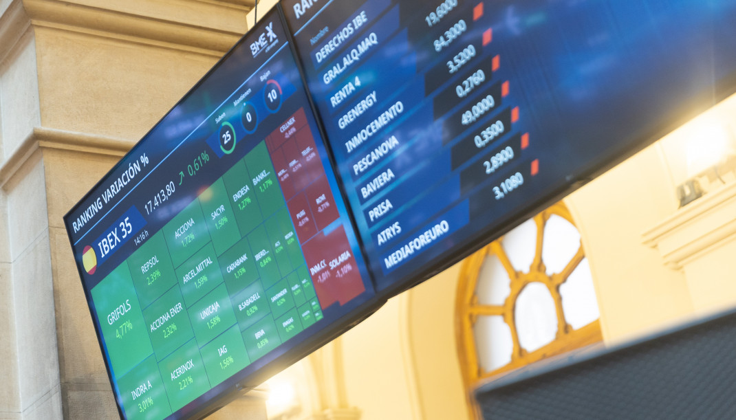 Paneles informativos, en el Palacio de la Bolsa de Madrid, a 2 de enero de 2026, en Madrid (España).